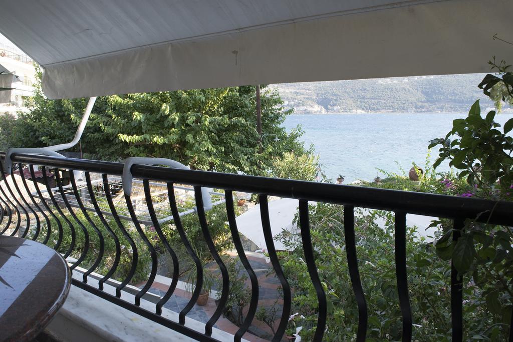 Roditses Beach Sea Front Apartments Đảo Samos Ngoại thất bức ảnh